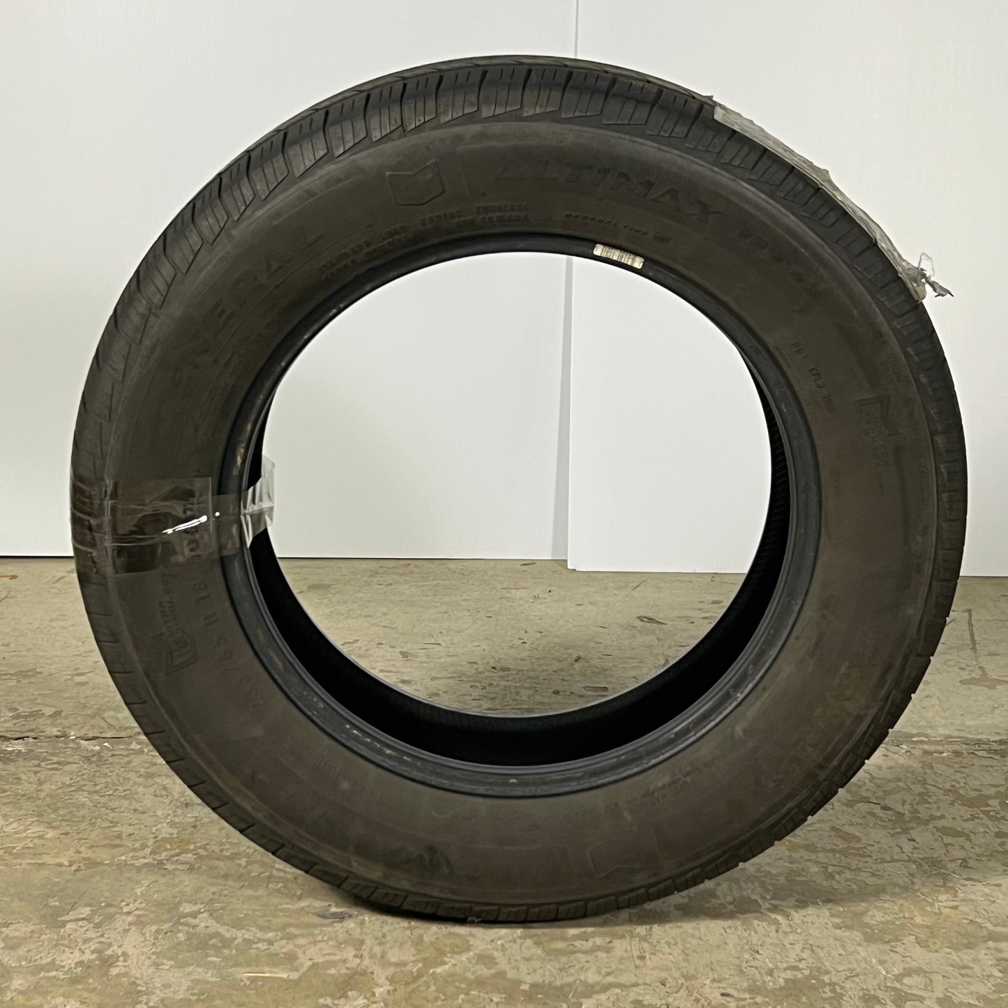 GENERAL All-Season Touring Tire Sz 235/65R18 106T Black ALTIMAX RT43 (Used)