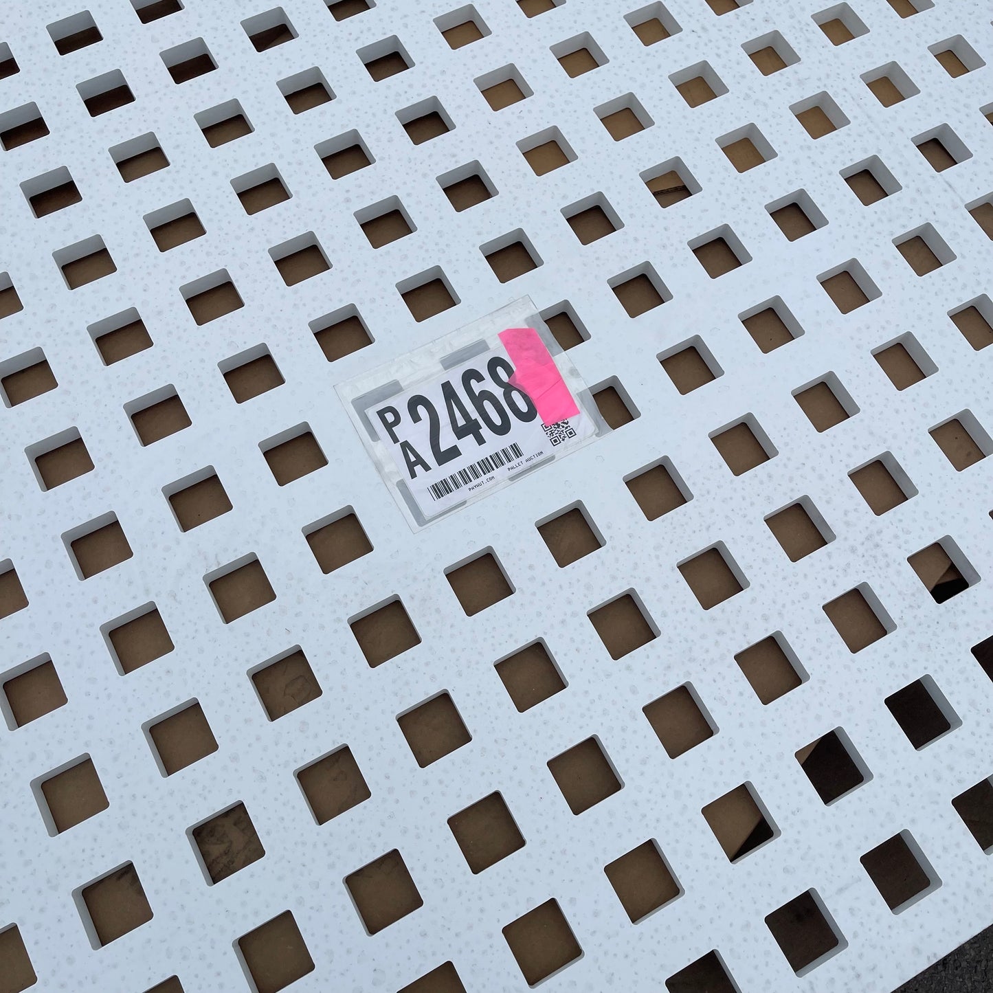 ZA@ Pallet of MIXED Vinyl Privacy Lattice/floor Panel 96"x48" White (AS-IS)