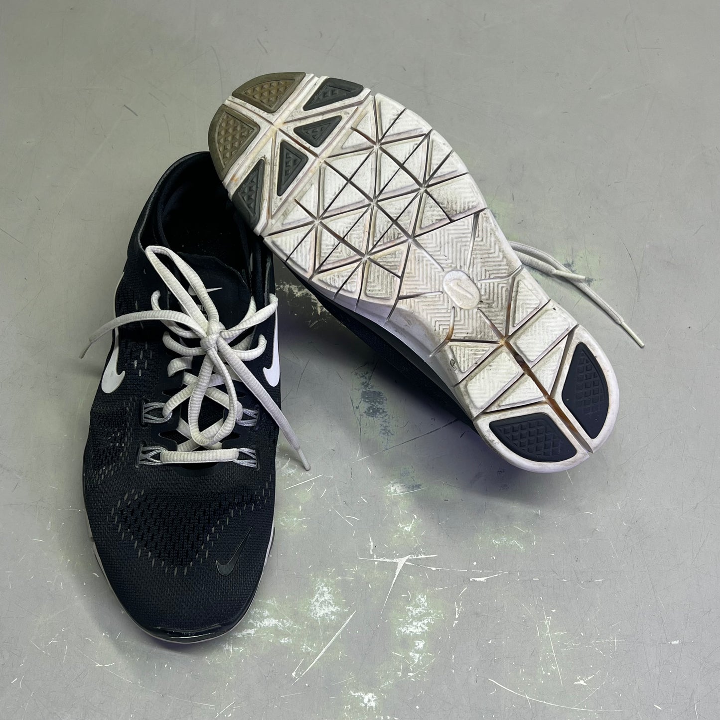 NIKE Free Tri Fit Cross Training Sneaker Women's Sz 7 Black/White (Pre-Owned)