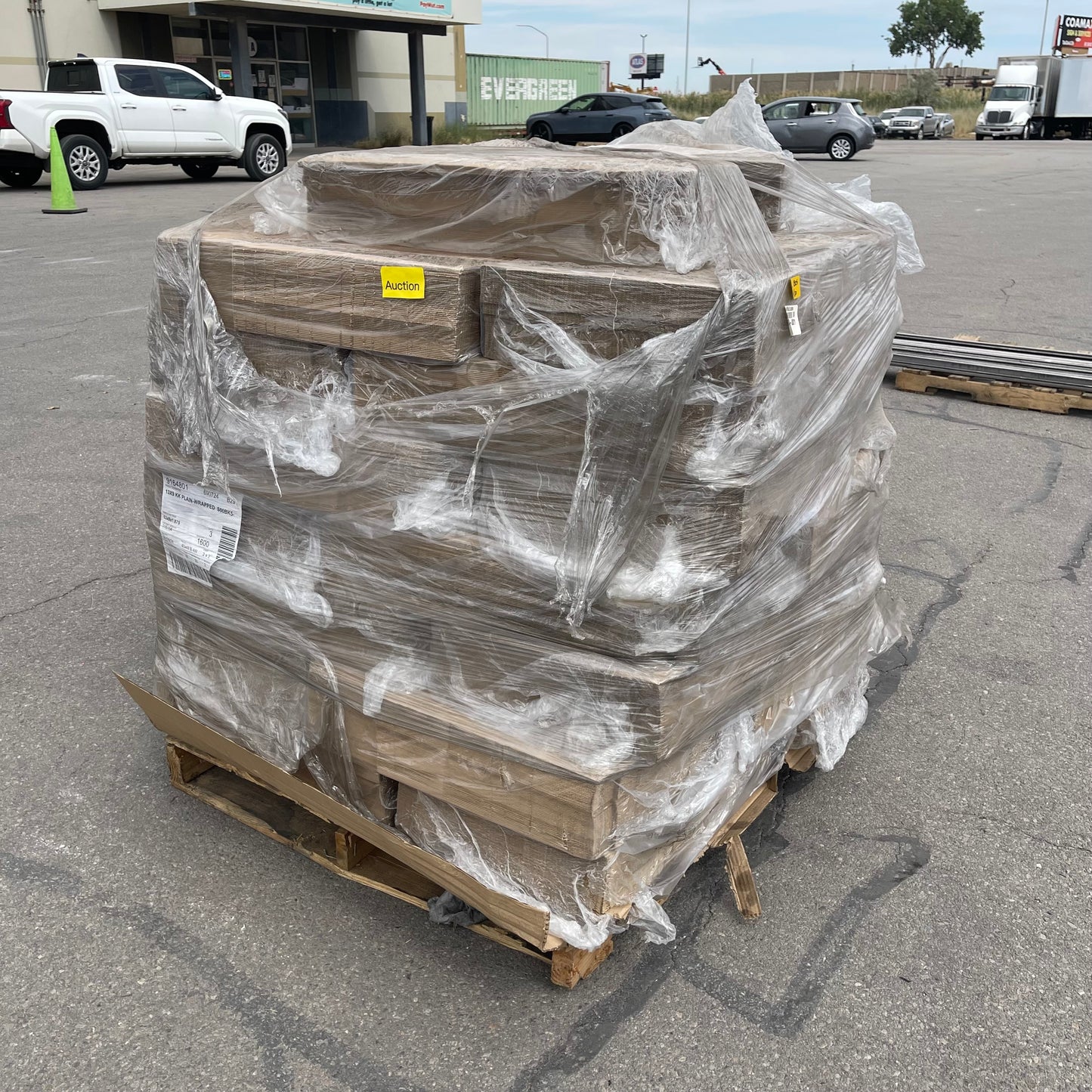 ZA@ Pallet of MIXED Flat Corrugated Cardboard Boxes 13”x10”x2” (AS-IS)