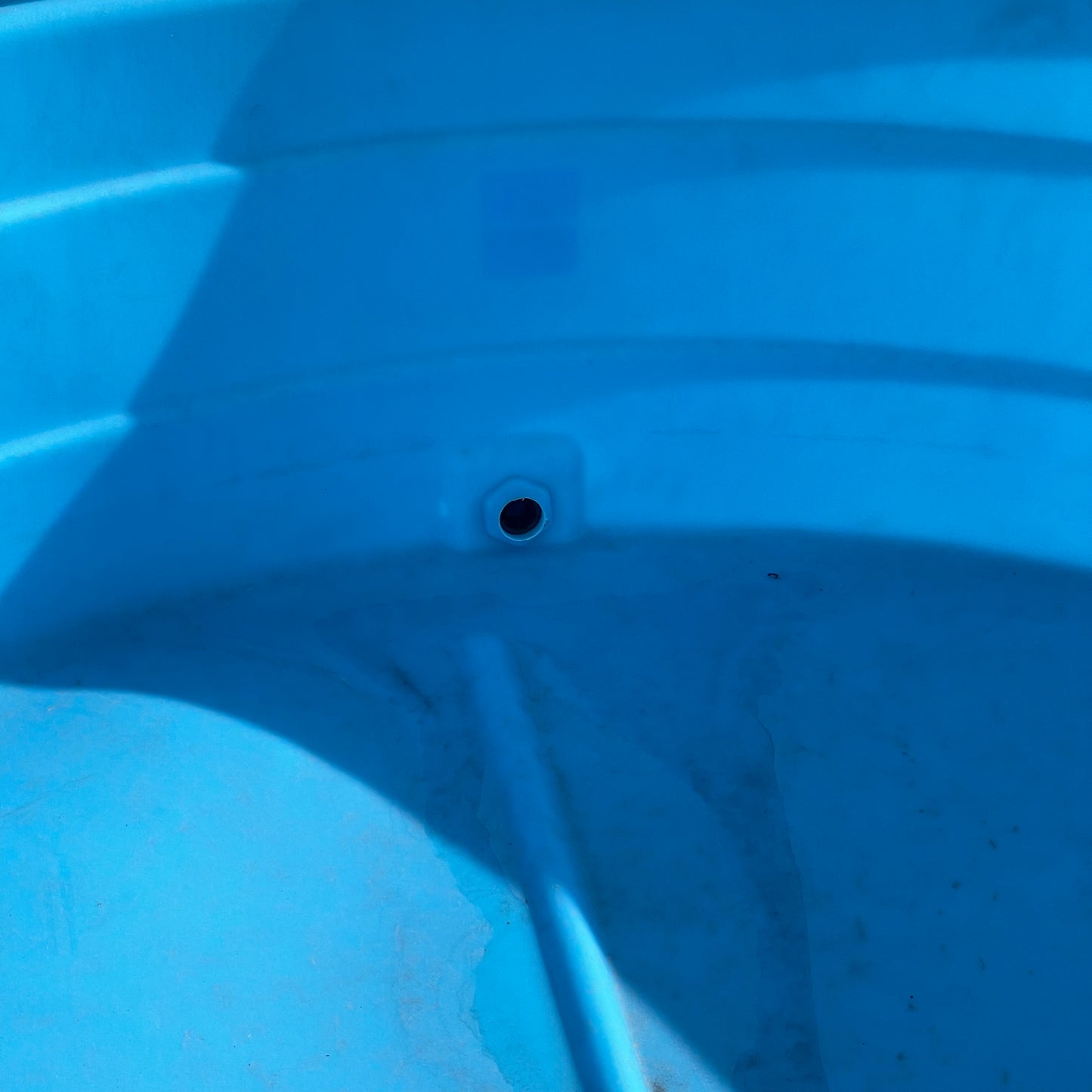 Z@ BEHLEN Poly Stock Farm Water Tank, Blue 625 gal, 8’ dia x 2’ depth (AS-IS)