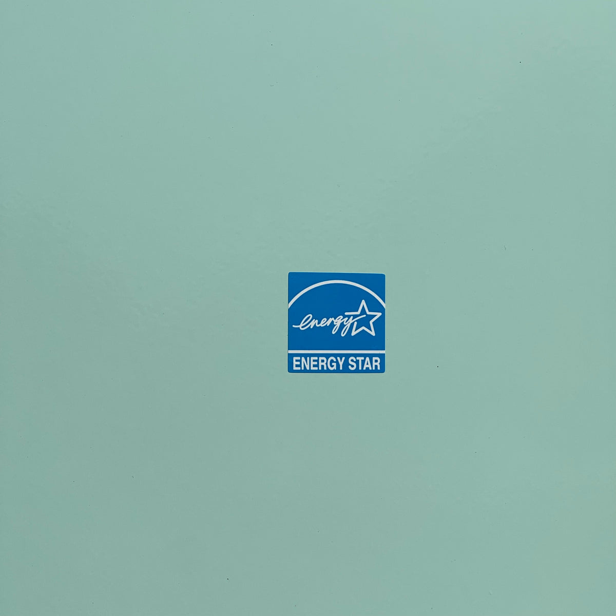 UNIQUE APPLIANCES Classic Series Bottom Mount Refrigerator 75"x29"x28" Ocean Mist UNQ-455L (Good)