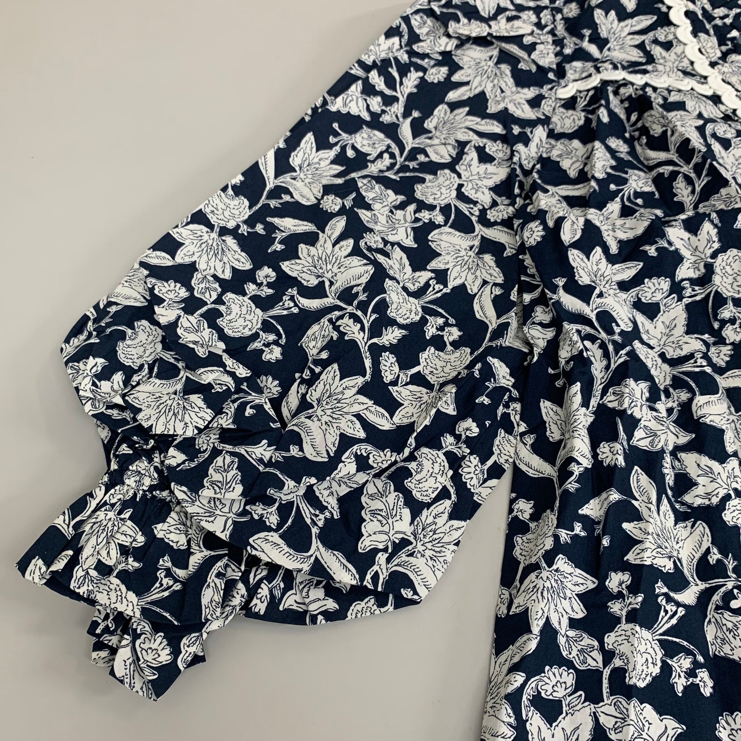 ENTRO Floral Pattern Ruffle Blouse Women's Sz S Navy/White T25612