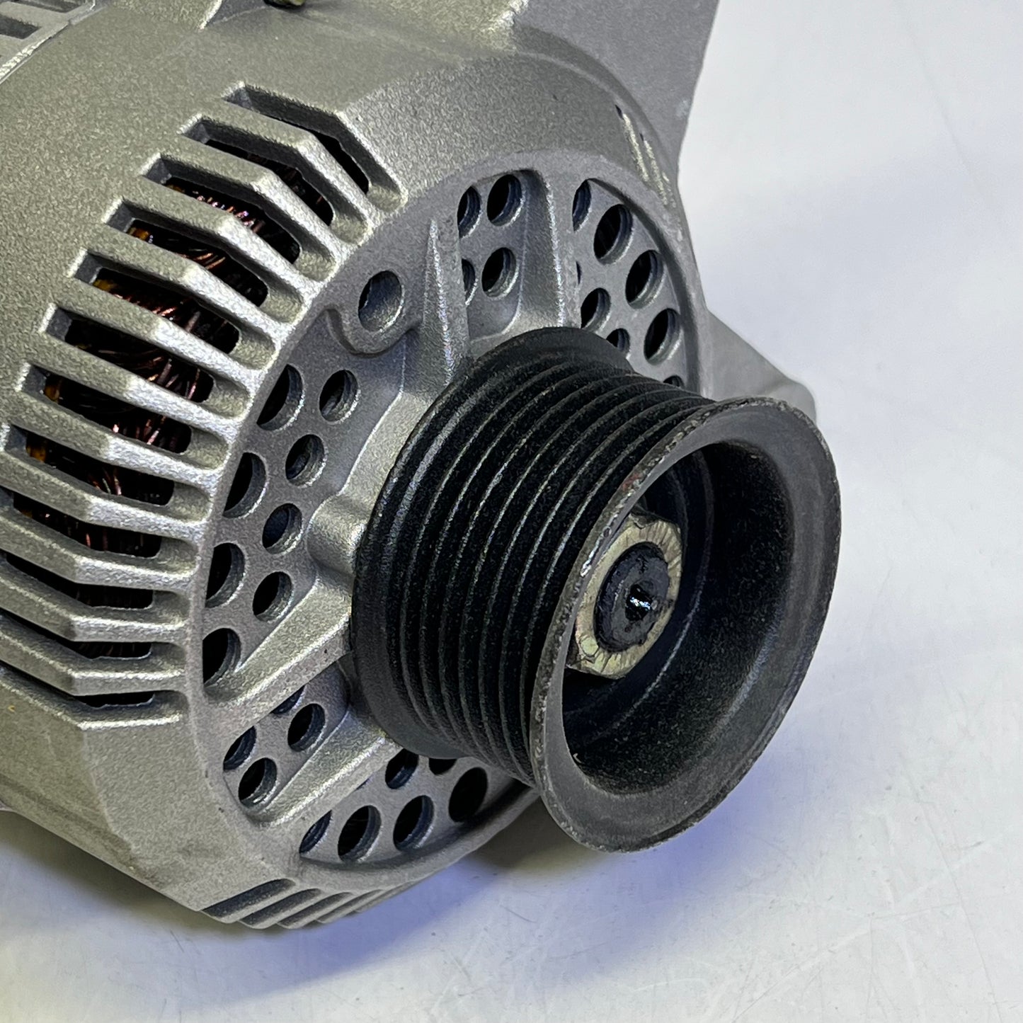 NAPA Remanufactured Alternator Standard 95 a for Ford, Hi-way & Stinar 2133128