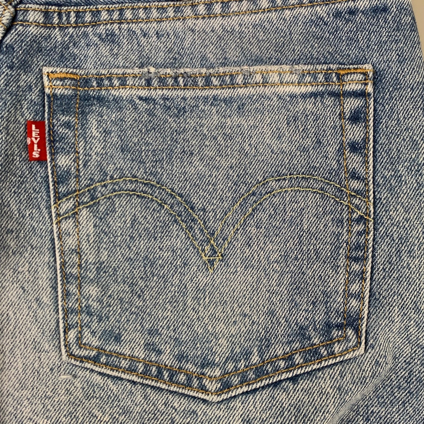 LEVIS 501 Original Fit High Rise Shorts Medium Wash Women's Sz 25 Mega Vibe Blue