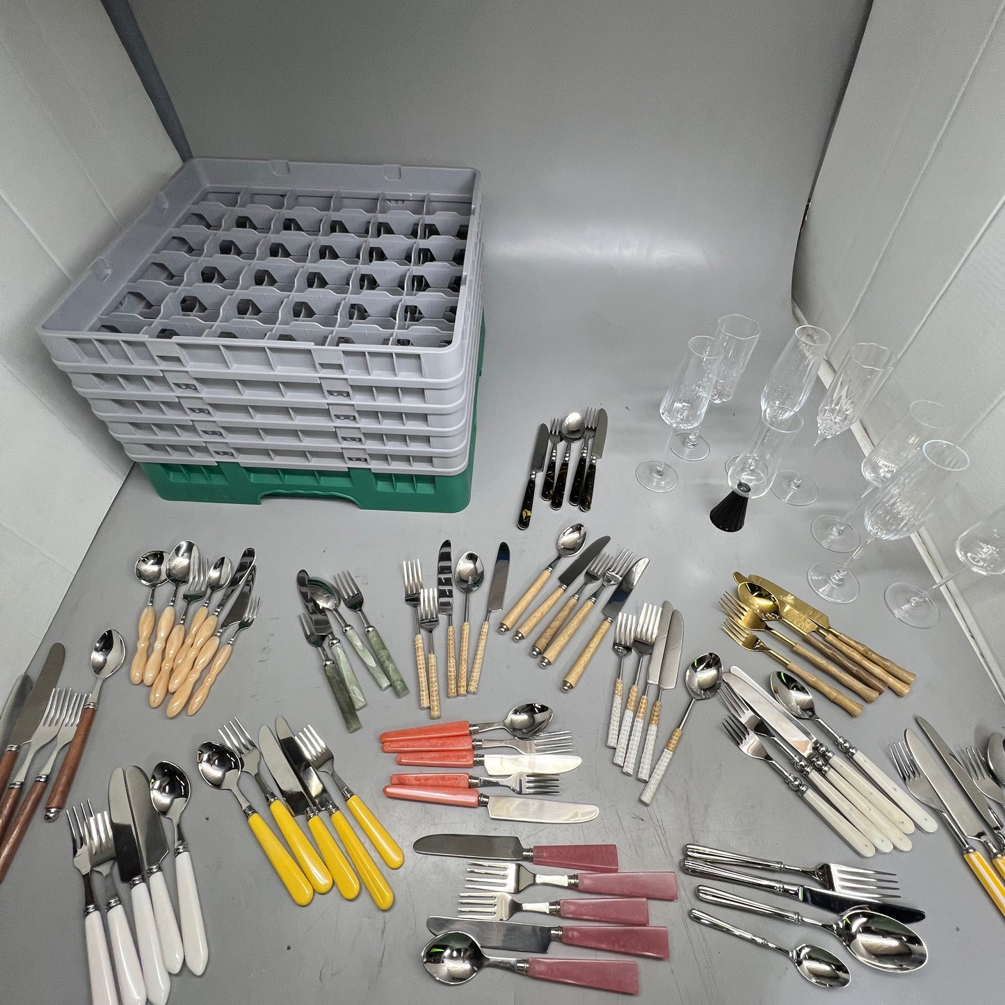 ZA@ PAYWUT Assorted Cutlery, Wine Glasses, and Commercial Dishwasher Rack