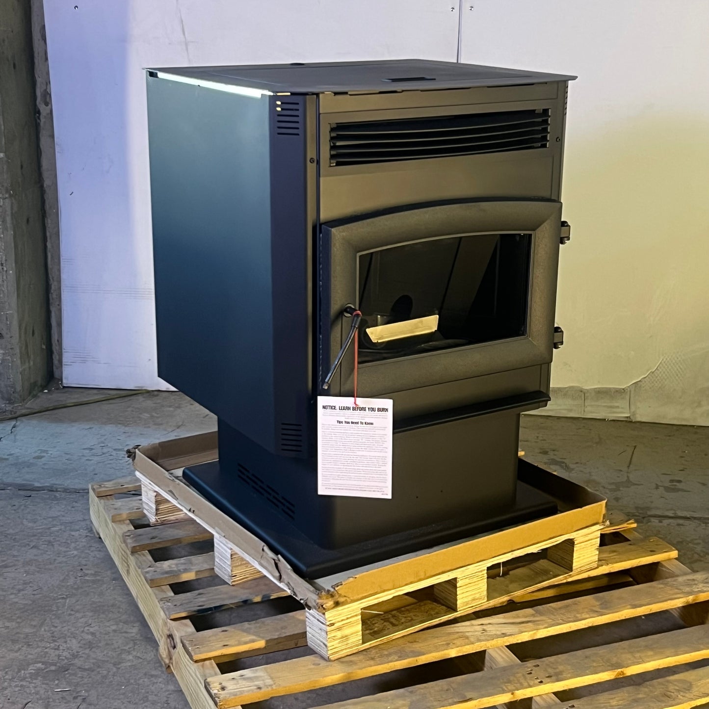ZA@ Pallet of STOVE COMPANY 2200 sq. ft. Pedestal Pallet Stove 90 Lbs, Hopper Wi-fi US5517-W