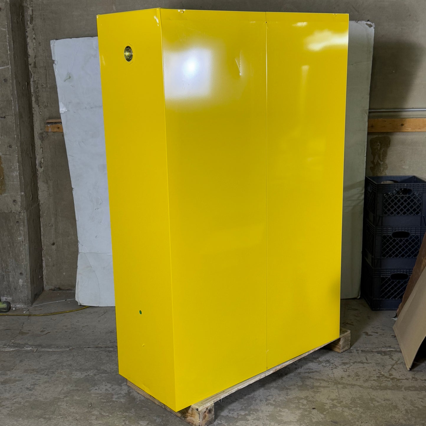 ZA@ JUSTRITE Sure-Grip EX Flammable Liquid Safety Storage Cabinet 45 Gal 18”Wx43”Lx65”H 894500 (AS-IS, Minor Damage)