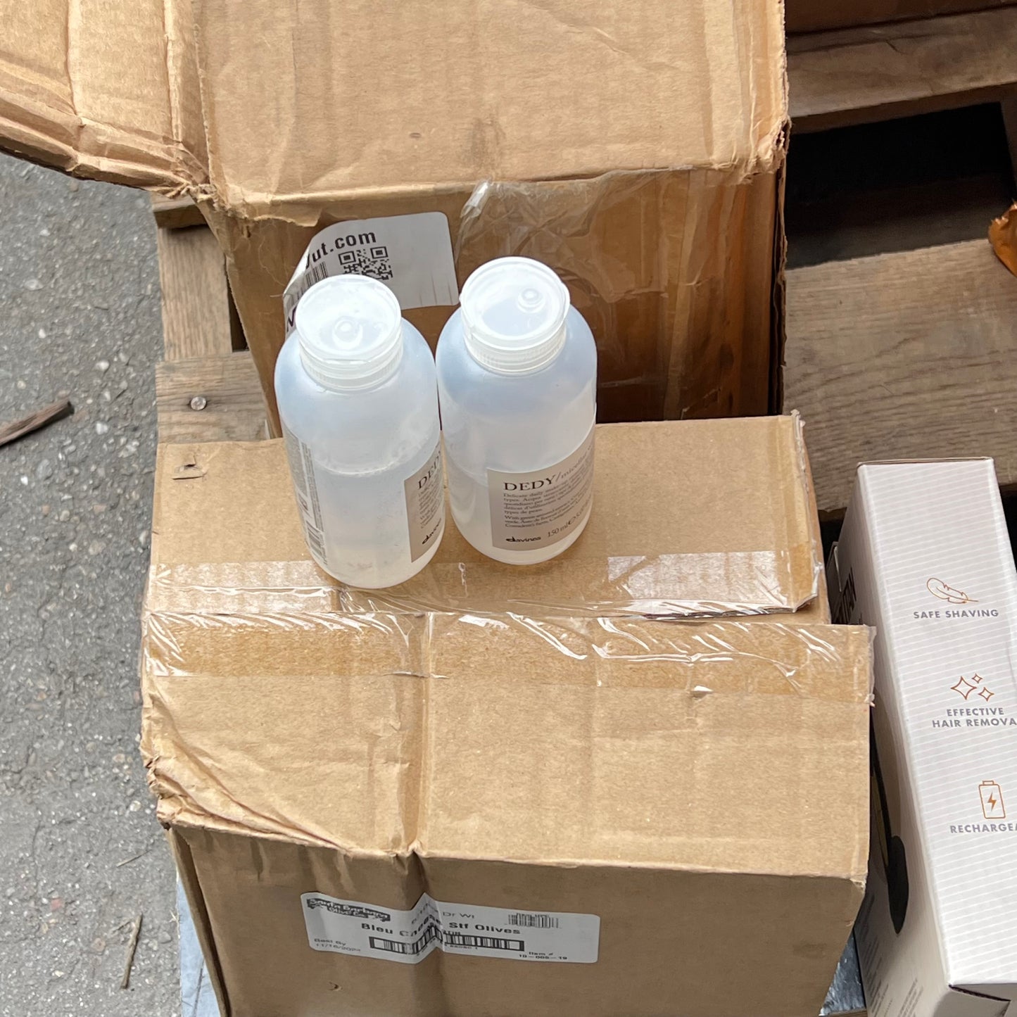 ZA@ Pallet of MIXED Hardware, Display Rack, Birthday Banners, Returns, Makeup Remover & More  (AS-IS)