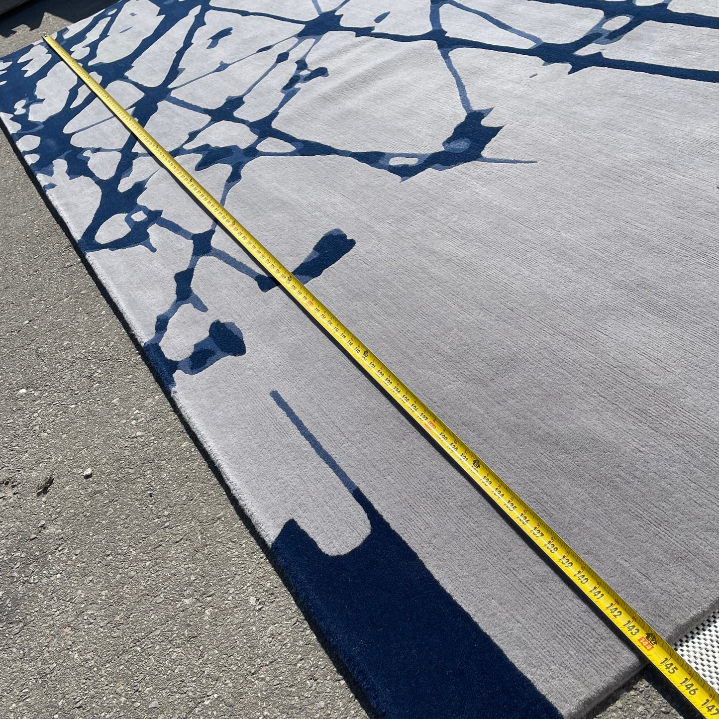 THE RUG COMPANY Bridge Modern Hand Woven Tibetan Wool Rug Roll 16’ x 12' Grey/Blue