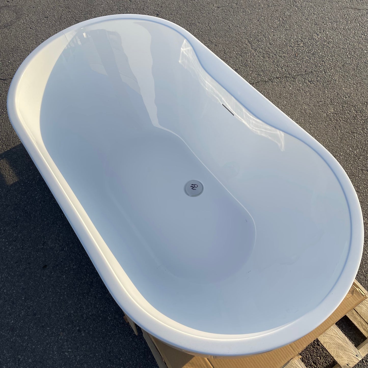 ZA@ Pallet of VINTAGE Acrylic Freestanding Bathtub 56”x29”x23” RMAQ340 (AS-IS)