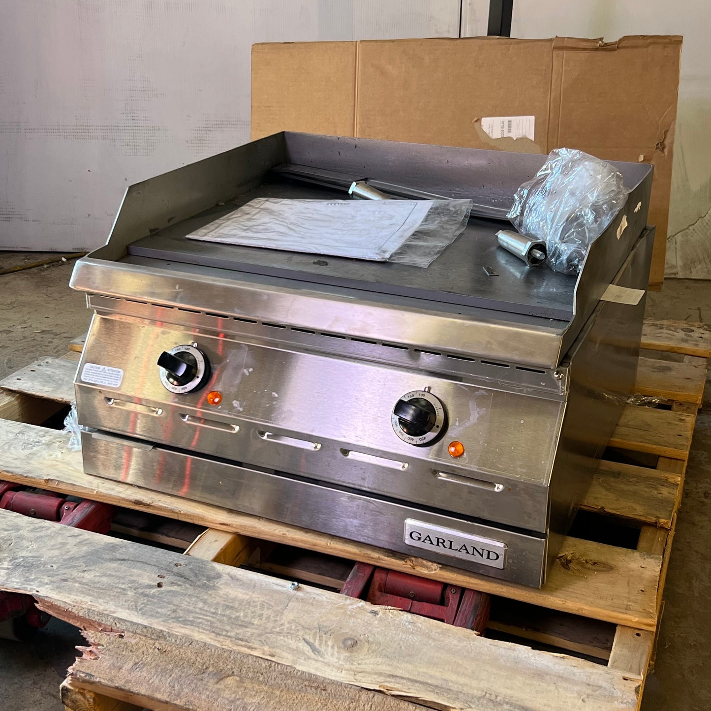 GARLAND Electric Commercial Range Sz 24"W x 24"L x 14"H, ED-24G (New w/ Damage, One Leg Missing)