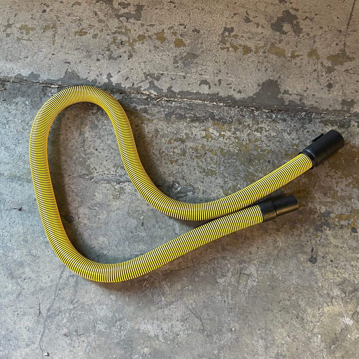 DEWALT Stainless Steel Quiet Wet/Dry Vacuum 8 Gal. 1938084 (Customer Return)