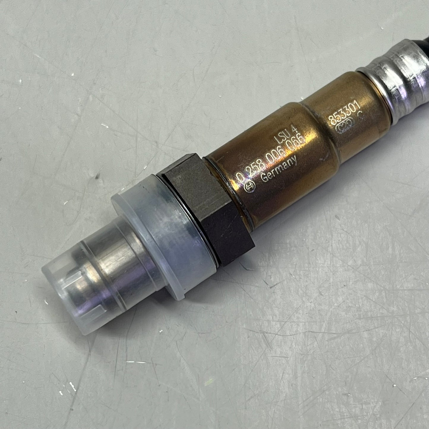 BOSCH Oxygen Sensor Thread Mounting Type Male Connect For Saturn Vehicles 16066