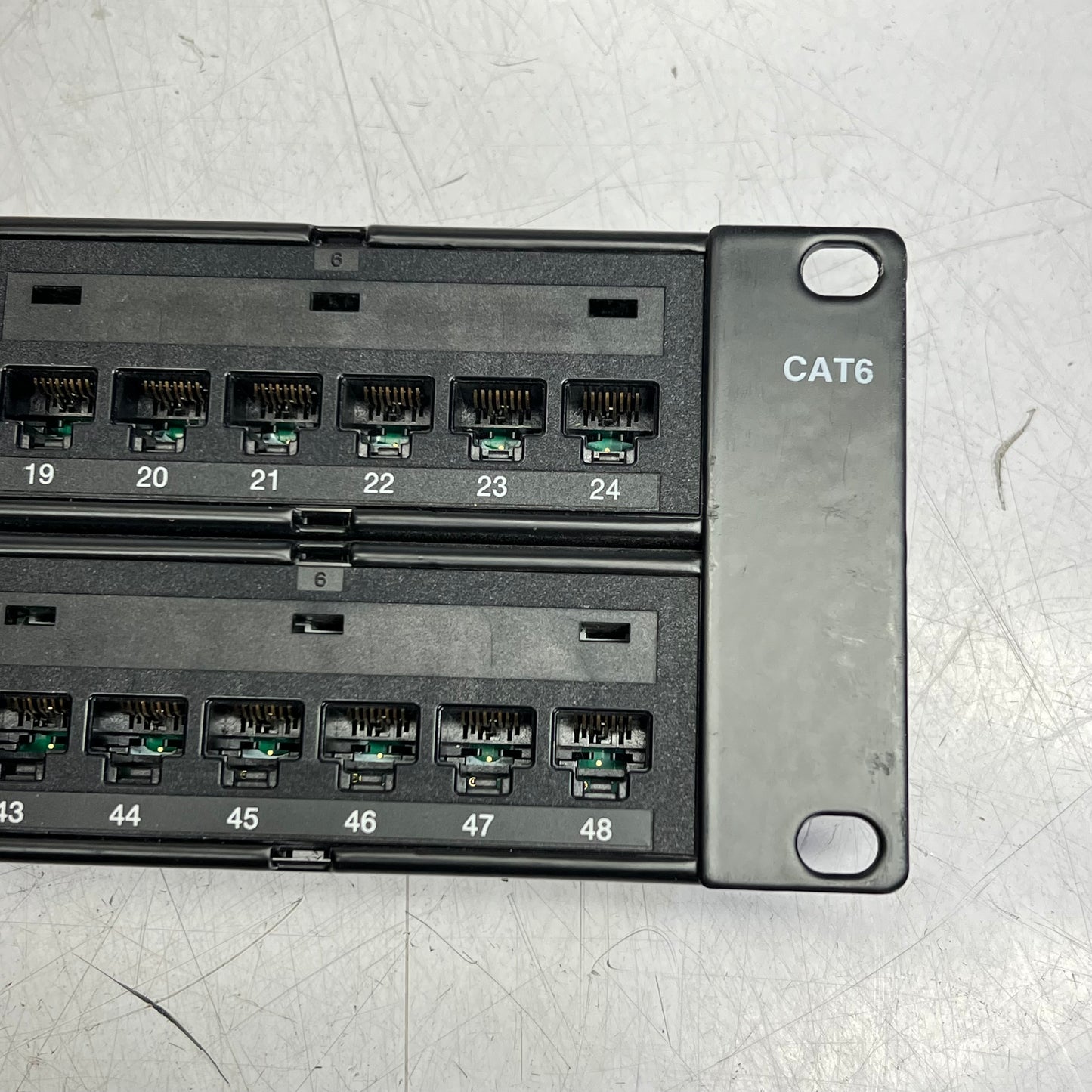 COMMSCOPE Patch Port  Cat 6 48 Port 2U UTP Black UNP-6-DM-2U-48 (Distressed Packaging)
