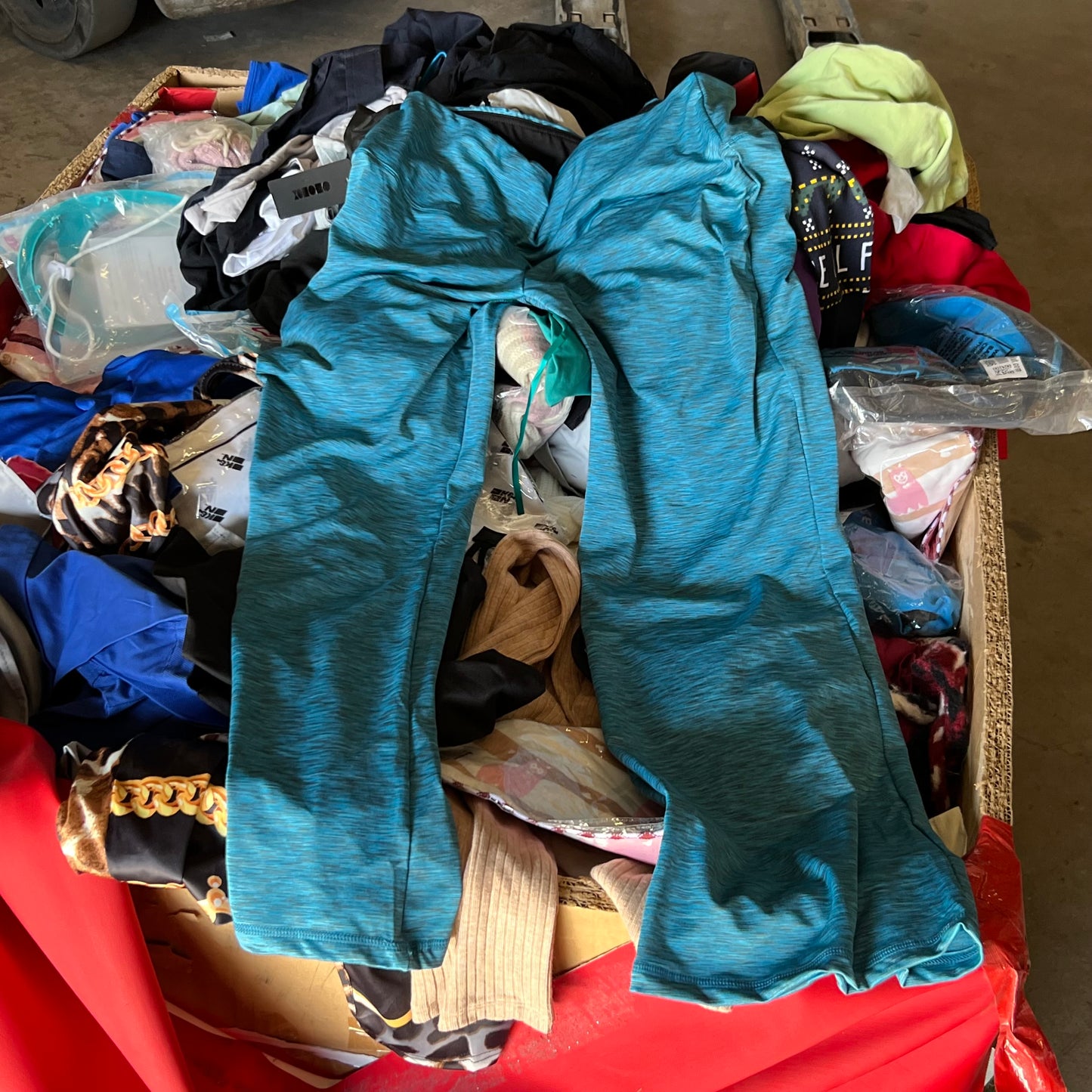 ZA@ Pallet of MIXED Men’s, Women’s, & Chidren’s Clothing (AS-IS)