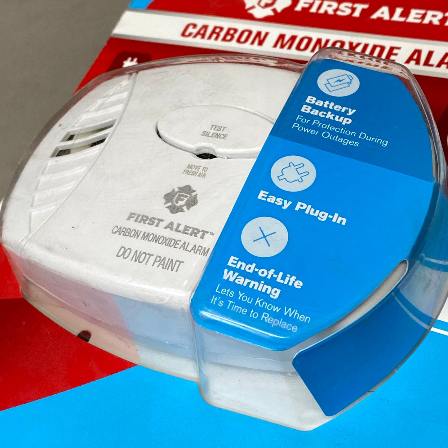 FIRST ALERT Plug-In Carbon Monoxide Alarm 5"x1.38"x3.4" White 1039734