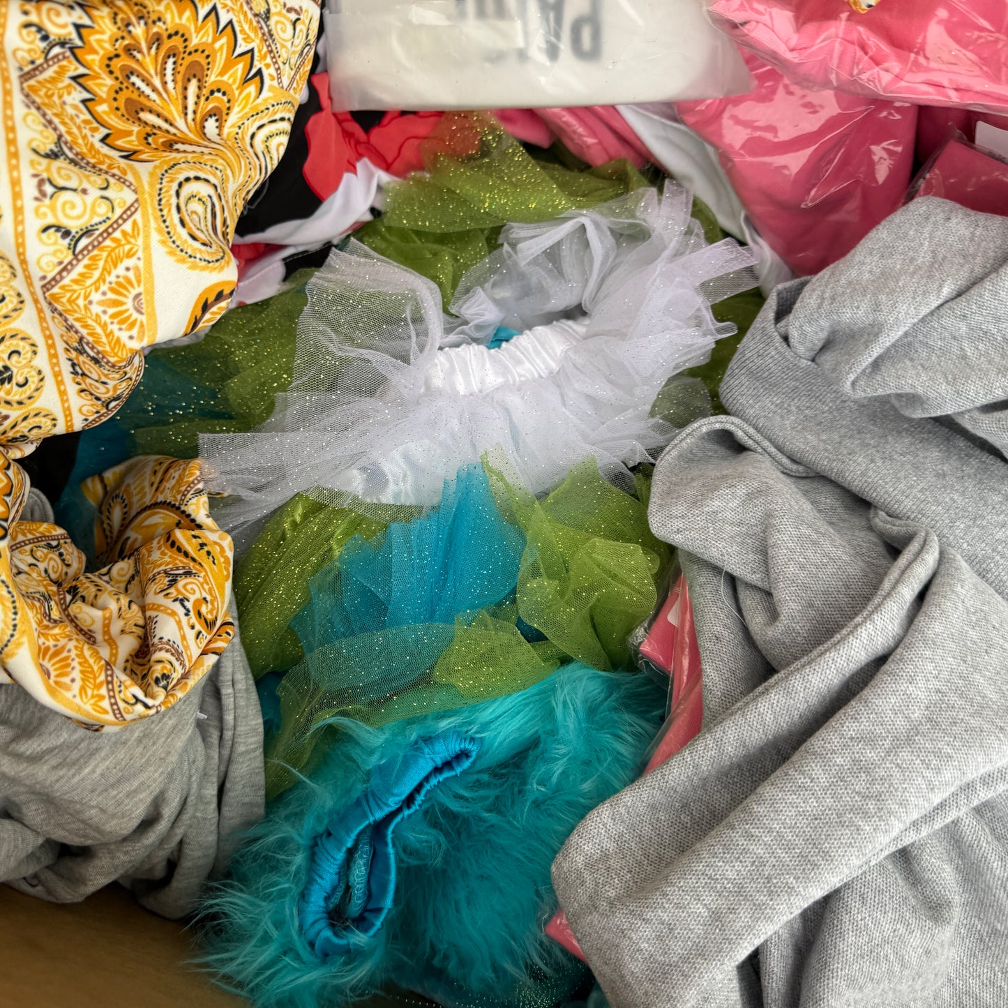 ZA@ Pallet of MIXED Men’s & Women’s Clothing & Kid’s Costumes