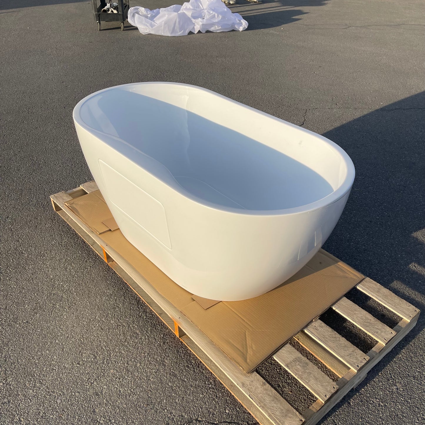 ZA@ Pallet of VINTAGE Acrylic Freestanding Bathtub 56”x29”x23” RMAQ340 (AS-IS)