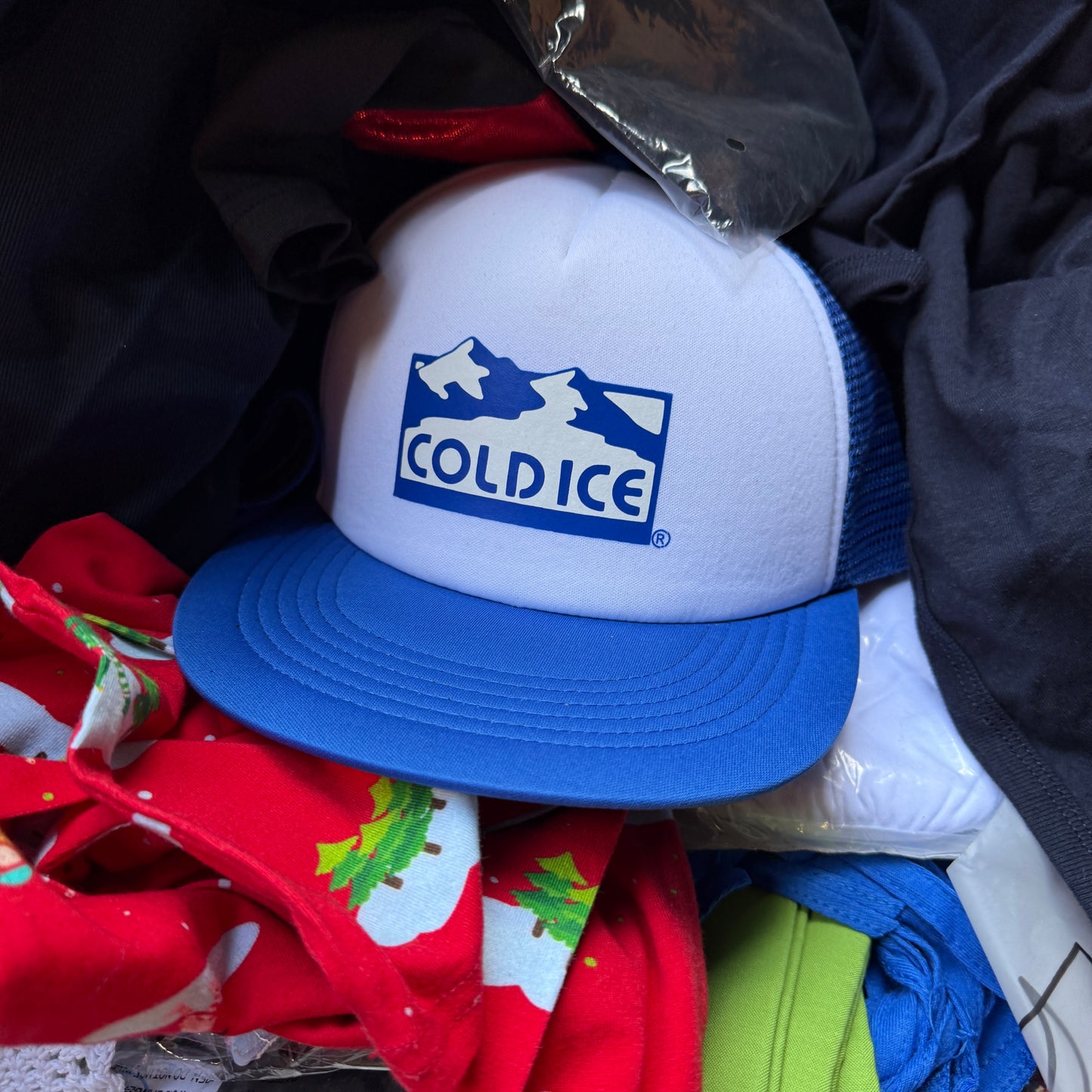 ZA@ Pallet of Men’s & Women’s Clothing! Includes Bonus Grass Skirt w/ Seashell Bra & Striped Pants! PayWut?!