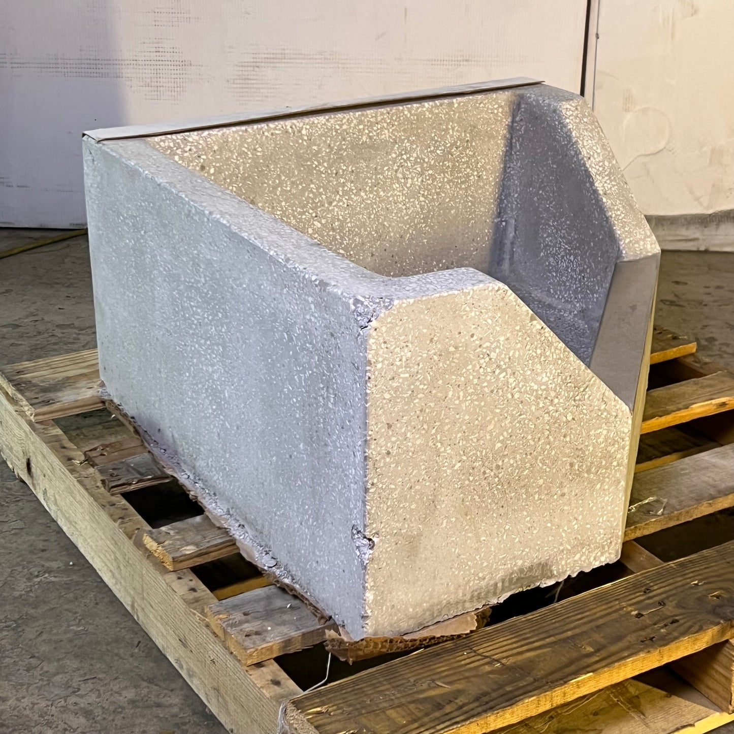 ZA@ Pallet of FIAT PRODUCTS Sink Sz 24" x 24" x 12"H