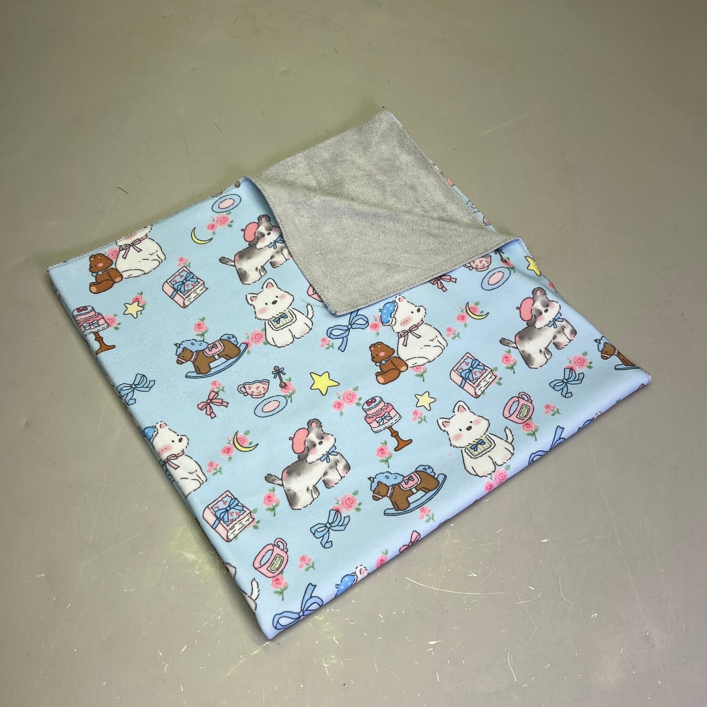 LOVLEY CAVES Self Adhesive Cat Wrap Grooming Blanket Puppys & Bows Pattern Blue