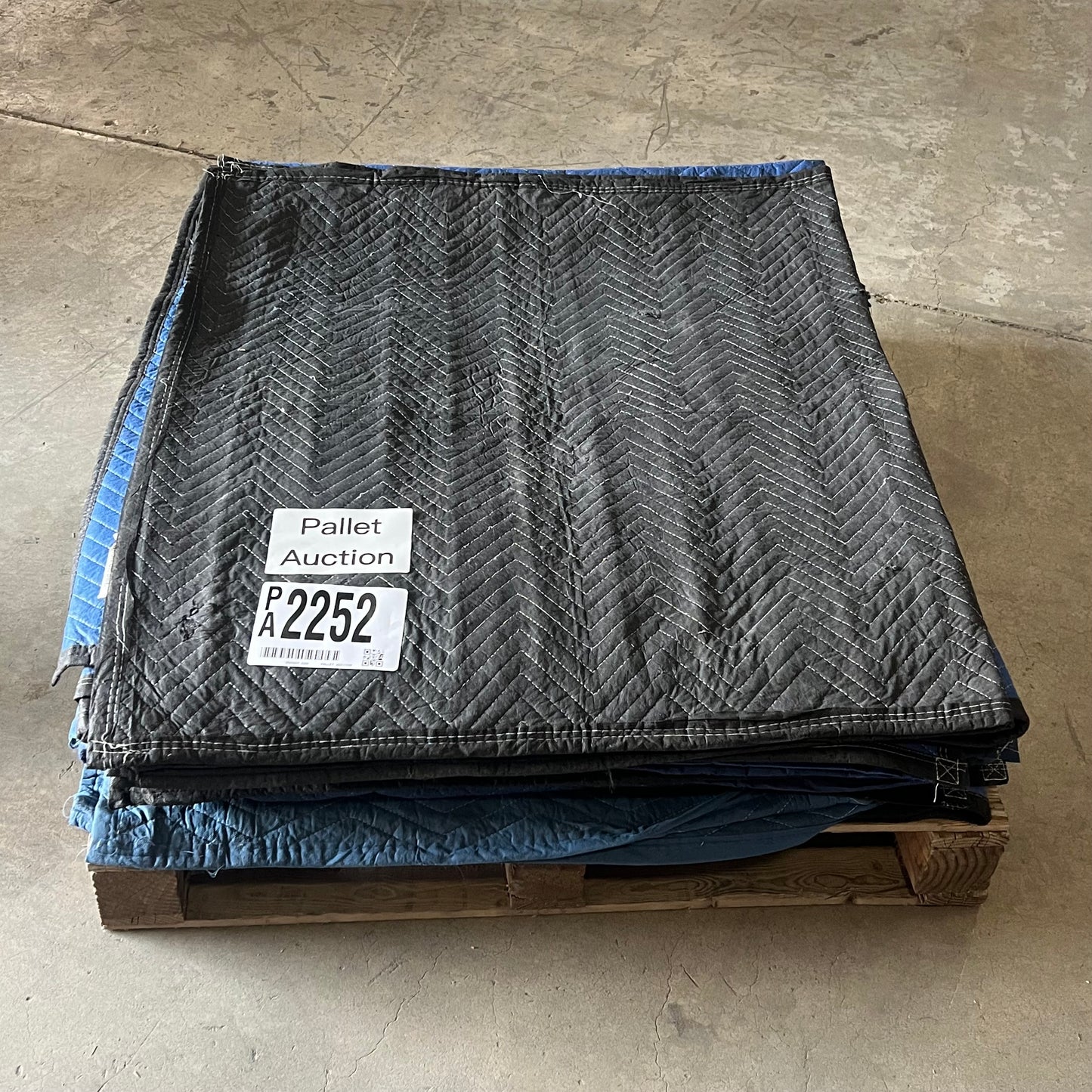 ZA@ Pallet of MIXED (Lot Of 14) Moving Blankets Blue/Black