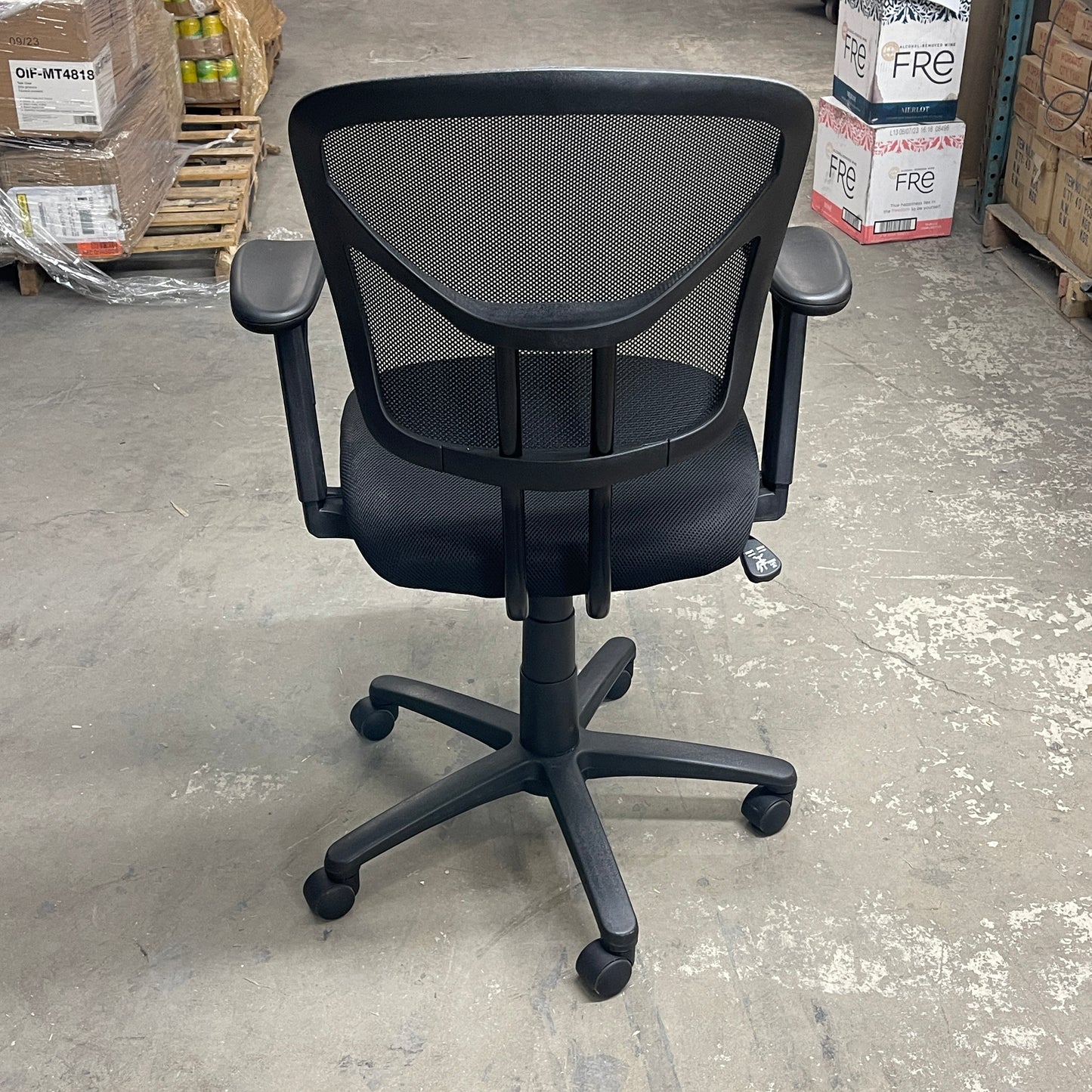 ESSENDANT CO. Office Swivel/Tilt Mesh Chair Black W/ Adjustable Arms OIF-MT4818 (New)