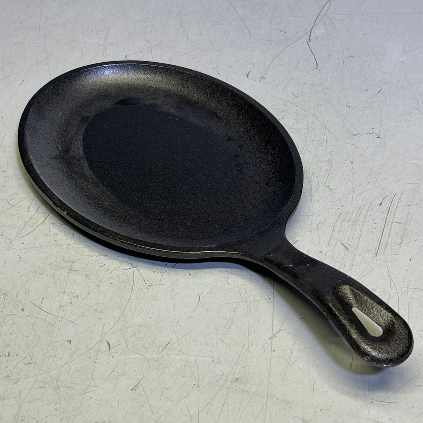 LODGE 10" Oval Pre-Seasoned Cast Iron Fajita Skillet With Handle