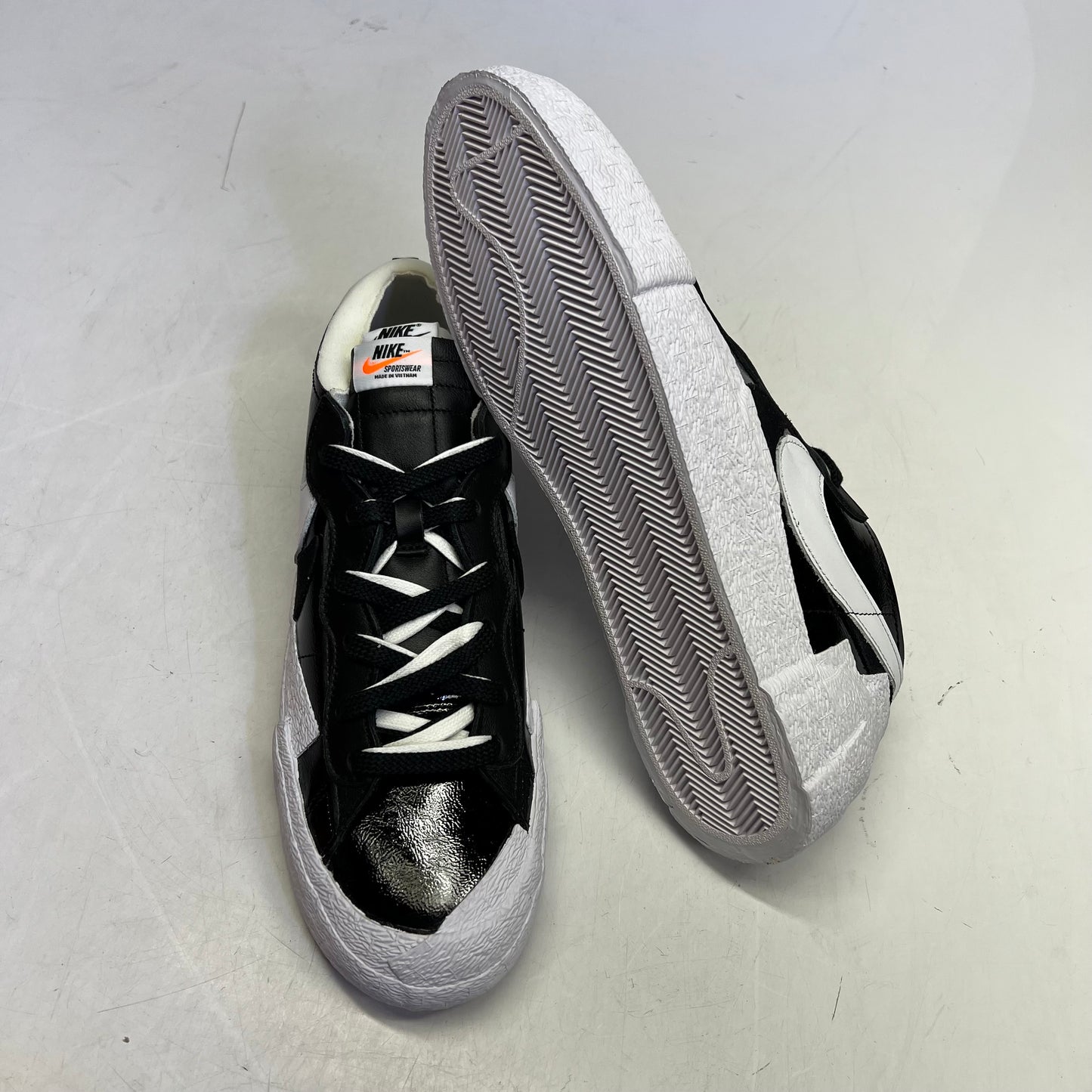 NIKE Blazer Low X Sacai Black Patent Leather Shoes Men's Sz 12 Black/White DM6443 001