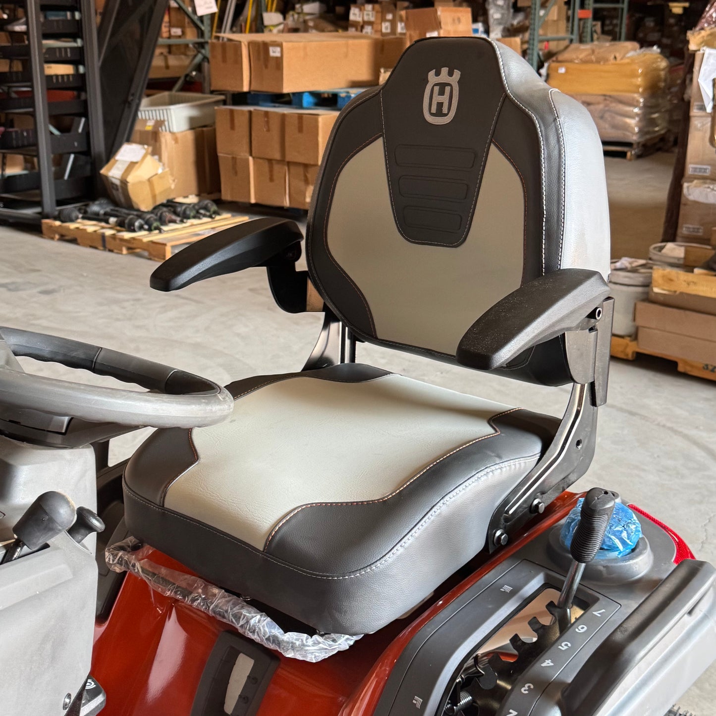ZA@ HUSQVARNA (42") 23HP Kawasaki Lawn Tractor w/ Locking Differential TS275XD (New Damaged, Riding Lawn Mower with Bent Rear Wheel/Axle – For Repair)