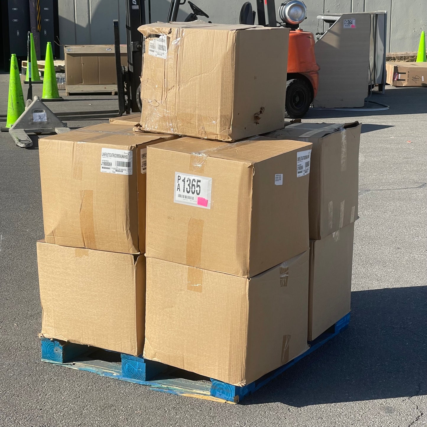 ZA@ Pallet of BERRY Linerletica/Tricorbraunwhoo Plastic Top 1250 PK!