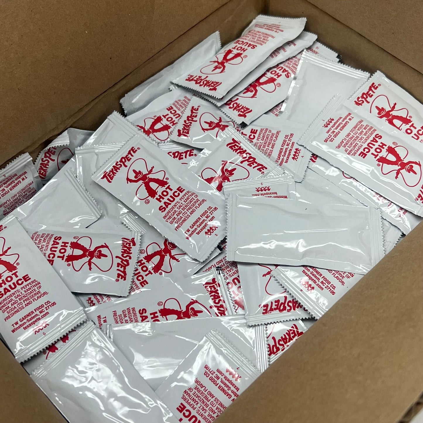 ZA@ TEXAS PETE (200 PACK) Individually Wrapped Hot Sauce Packets  7g Each BB 04/27