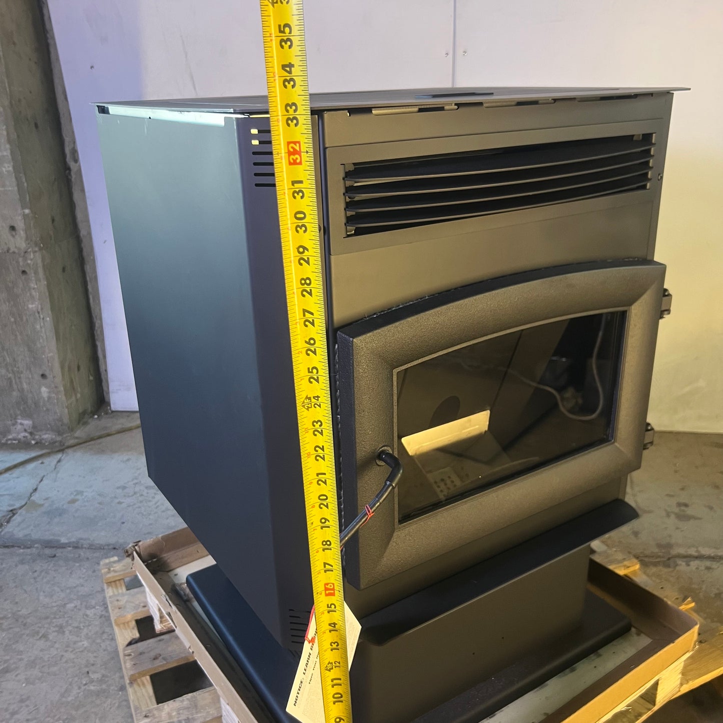 ZA@ Pallet of STOVE COMPANY 2200 sq. ft. Pedestal Pallet Stove 90 Lbs, Hopper Wi-fi US5517-W