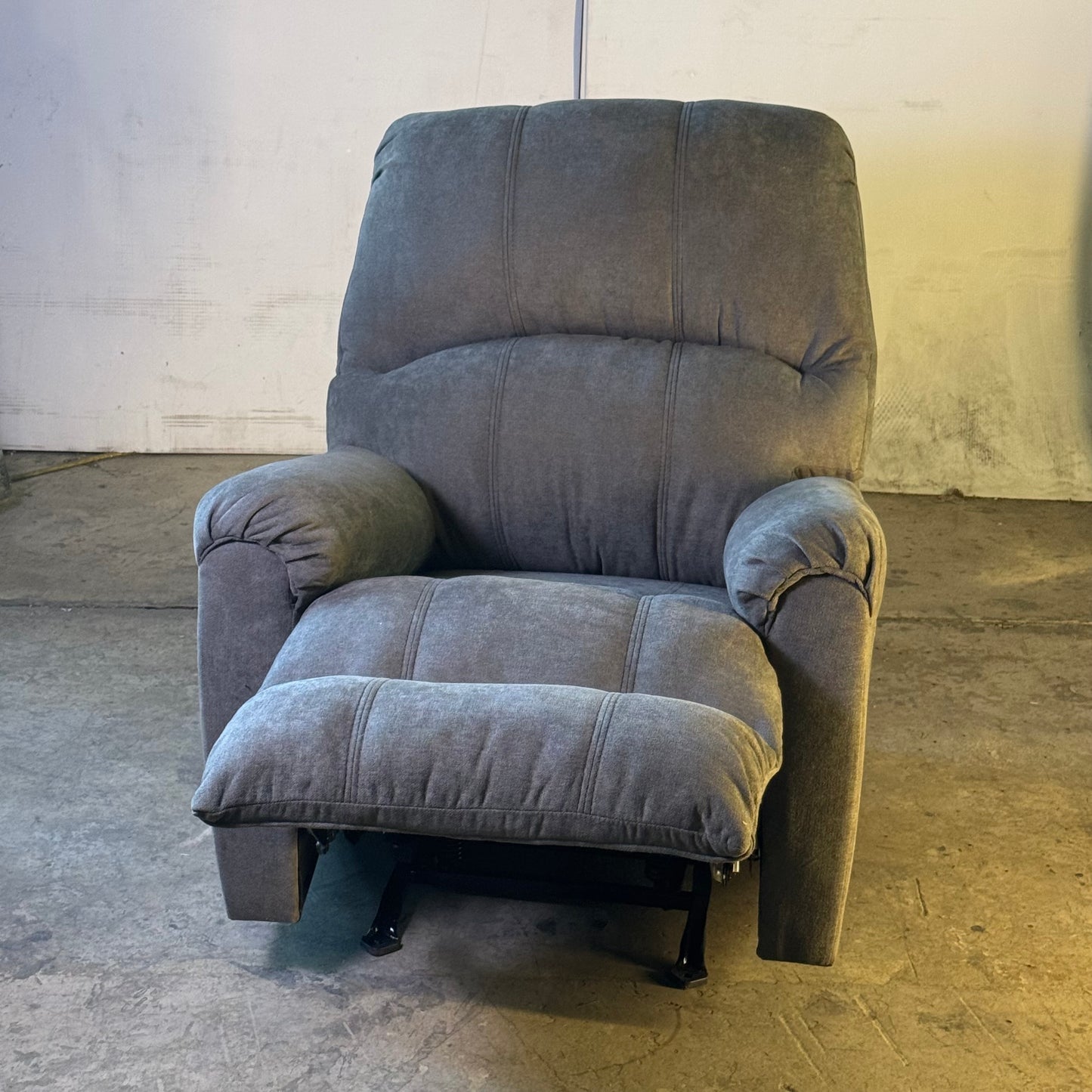 ZA@ Pallet of DAYTON Recline Furniture, Grey 63612-3465
