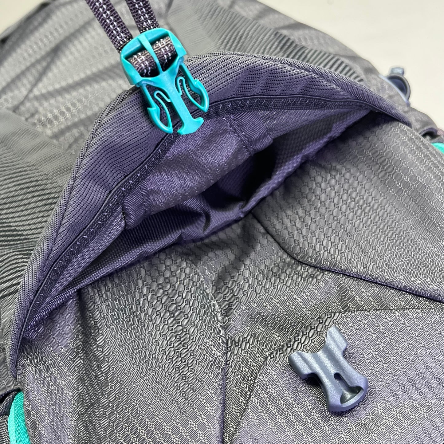 GREGORY Jade 28L Backpack W/ Free Float System & 3D Hip Belt SM/MD Mist Grey