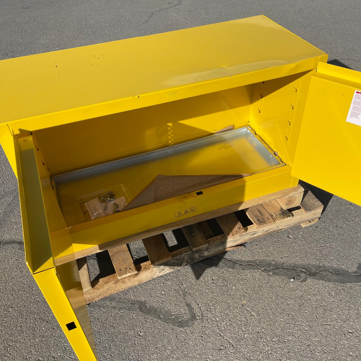 Z@ Pallet of JUSTRITE Sure-Grip EX Flammable Liquid Storage Cabinet 17 Gal Capacity 43"x24"x18" 891700