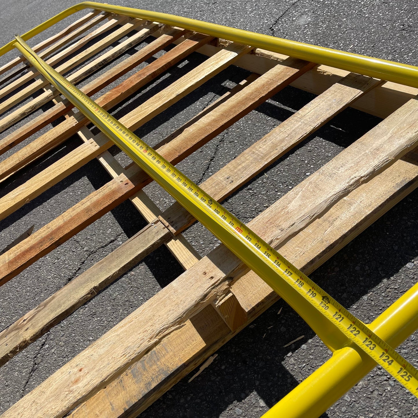 ZA@ Pallet of GARLOCK RailGuard Bases and Gate, Yellow 124"x41" (AS-IS)