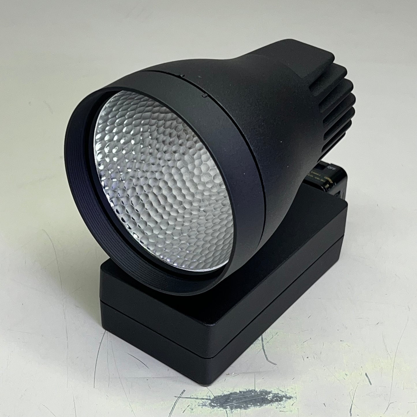 CONTECH LIGHTING Leviton Track Fixture Vert HSG 3000K CRI Black CTL8252VM3CD-B