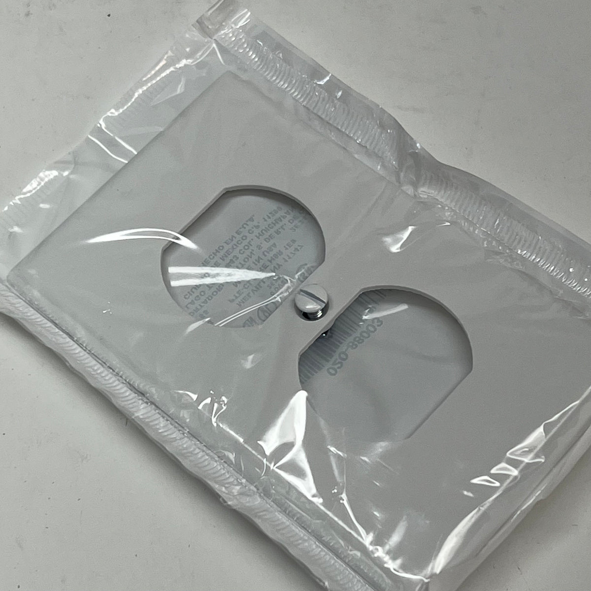 ZA@ LEVITON 1 Gang Duplex Receptacle Plate  White 88003