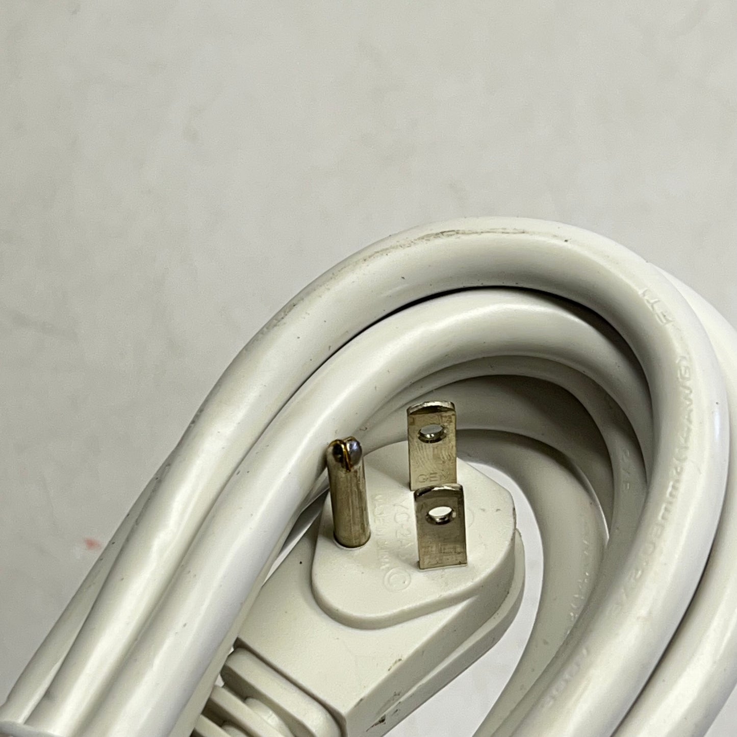 DEKKO Furnlite Recessed Power 2 Outlet w/ USB-A & USB-C 10’ Cord White FC-760