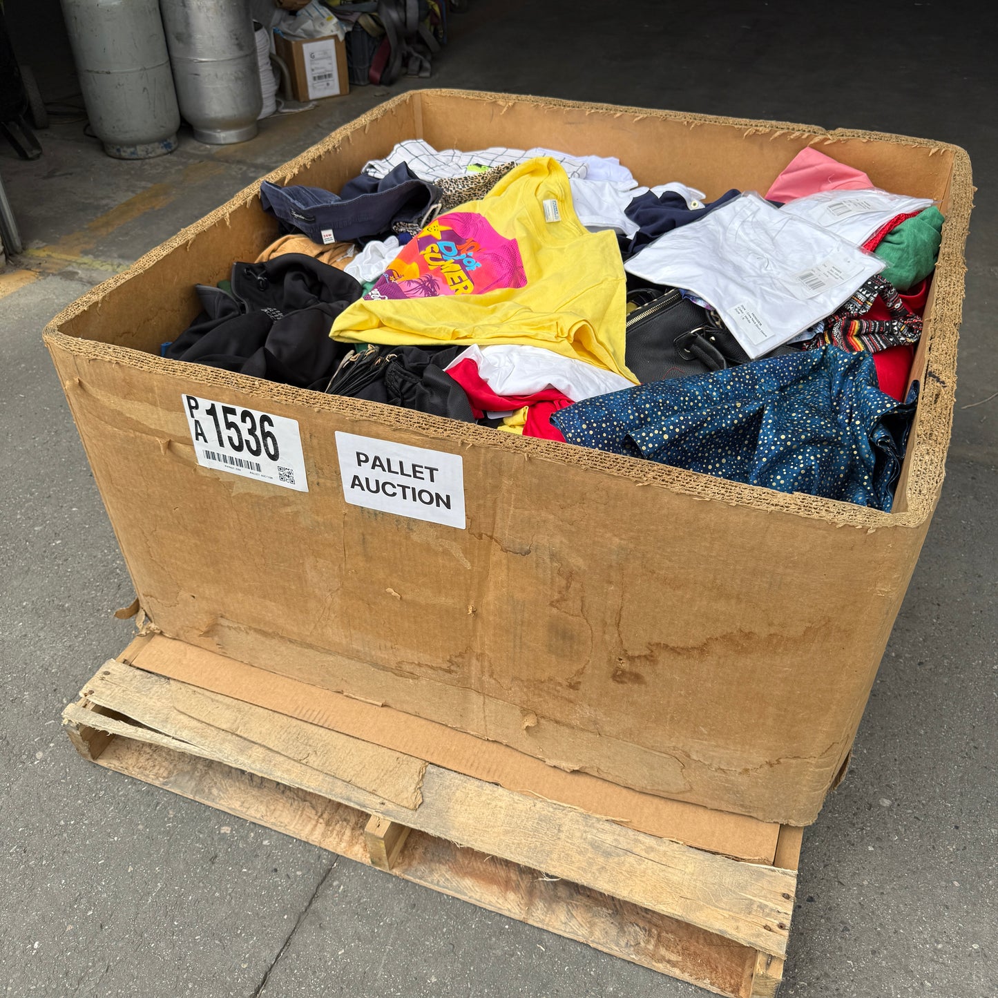 ZA@ Pallet of MIXED 100’s Of Men’s & Women’s Clothing