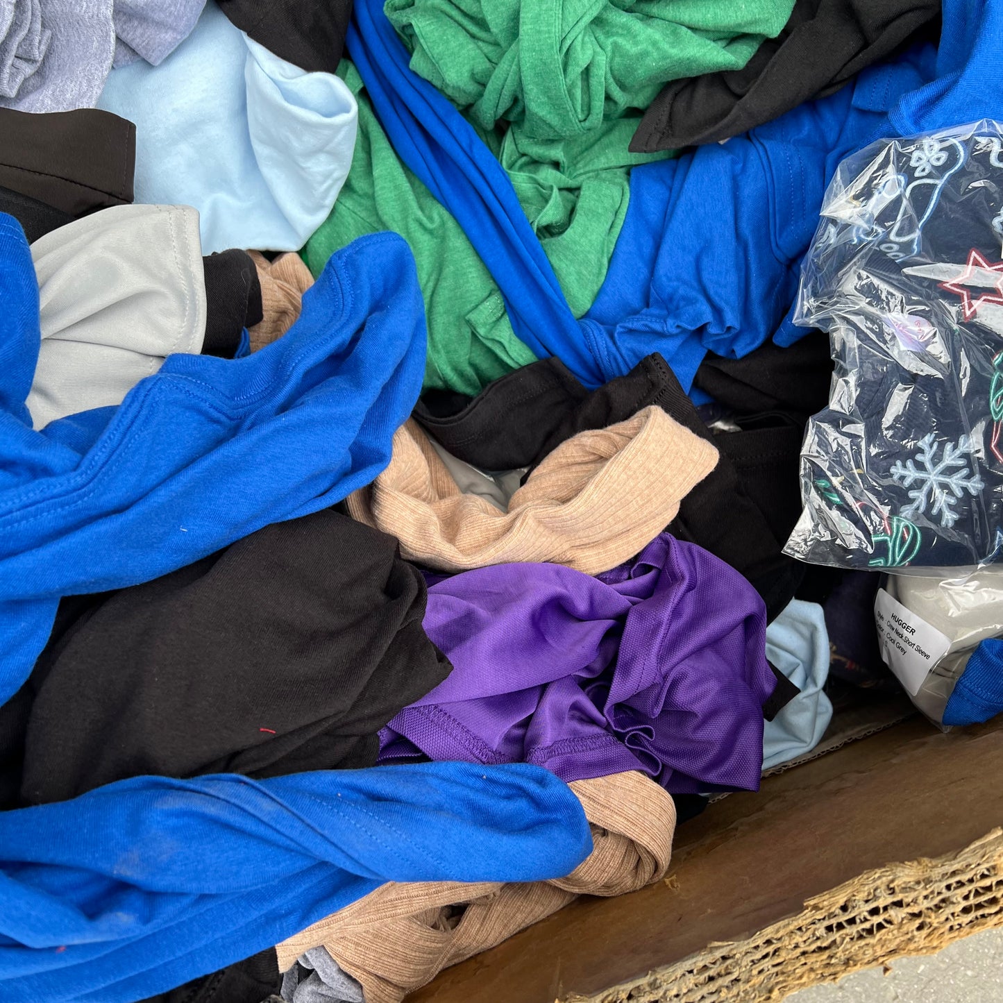 ZA@ Pallet of MIXED Clothing, Tee-shirts, Pants Childrens & Adult! (AS-IS)