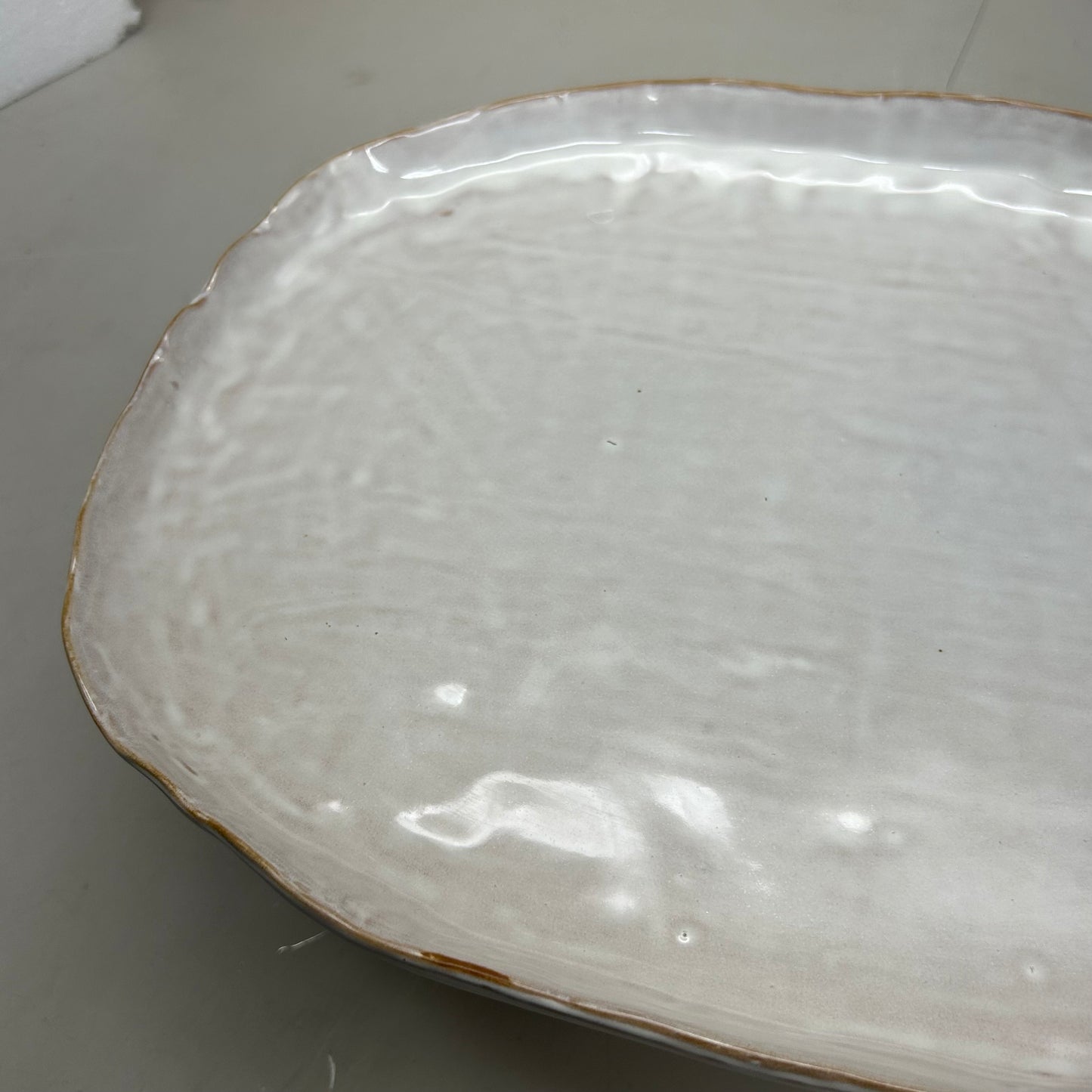 BLOOMINGVILLE Stoneware Pedestal W/ Acacia Base  14" Length White AH3538