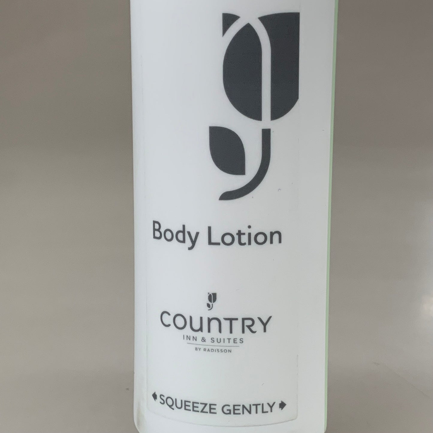 COUNTRY INN & SUITES (10 Pack) Body Lotion W/ Dispenser Top  360ML White