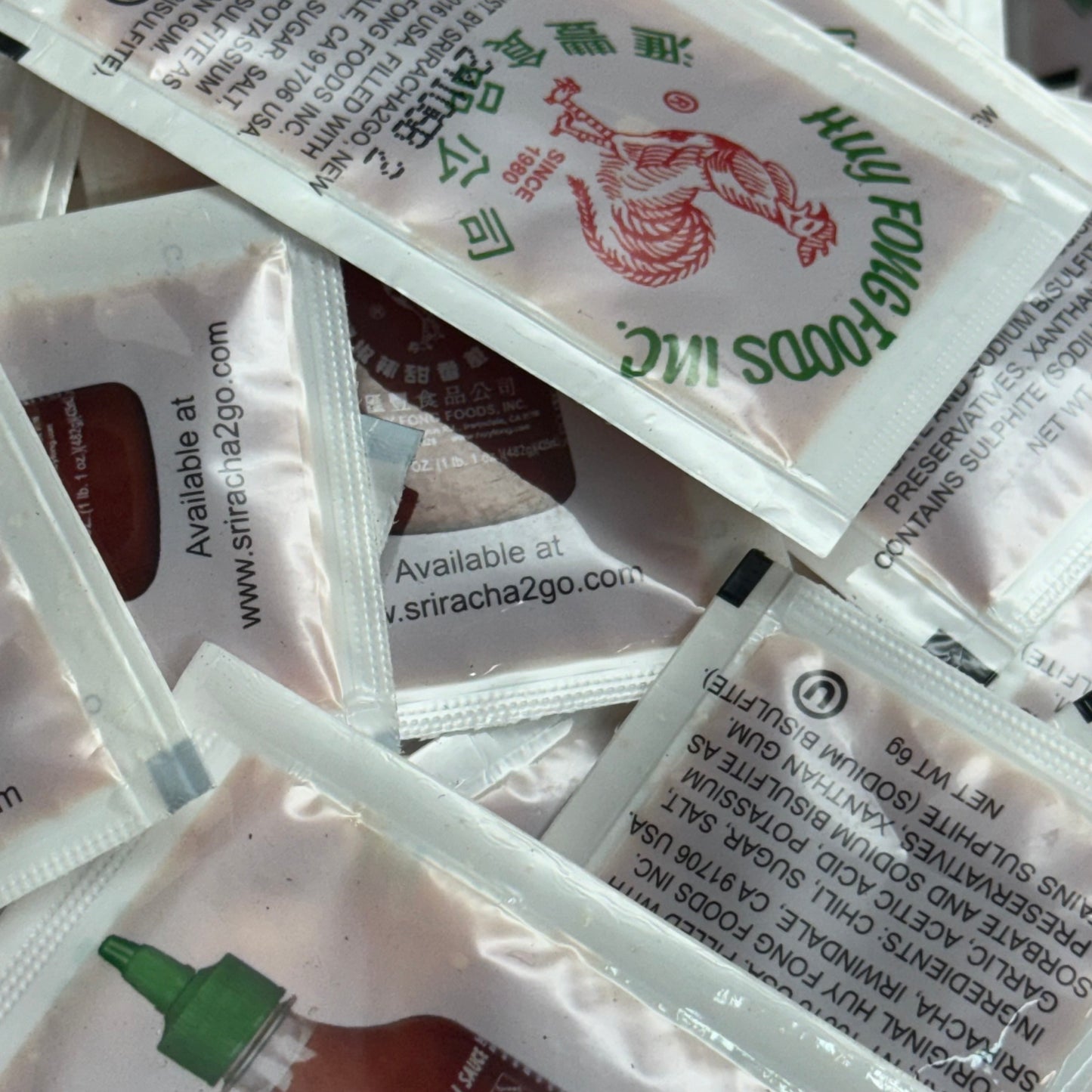 HUY FONG FOOD INC 200PK Sriracha Packets 6g  3”Lx1 1/8”W Plastic Bag White/Red Bag BB: 10/25 (Damaged Box)