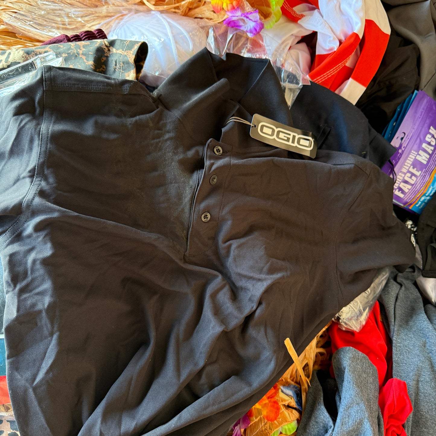 ZA@ Pallet of Men’s & Women’s Clothing! Includes Bonus Grass Skirt w/ Seashell Bra & Striped Pants! PayWut?!