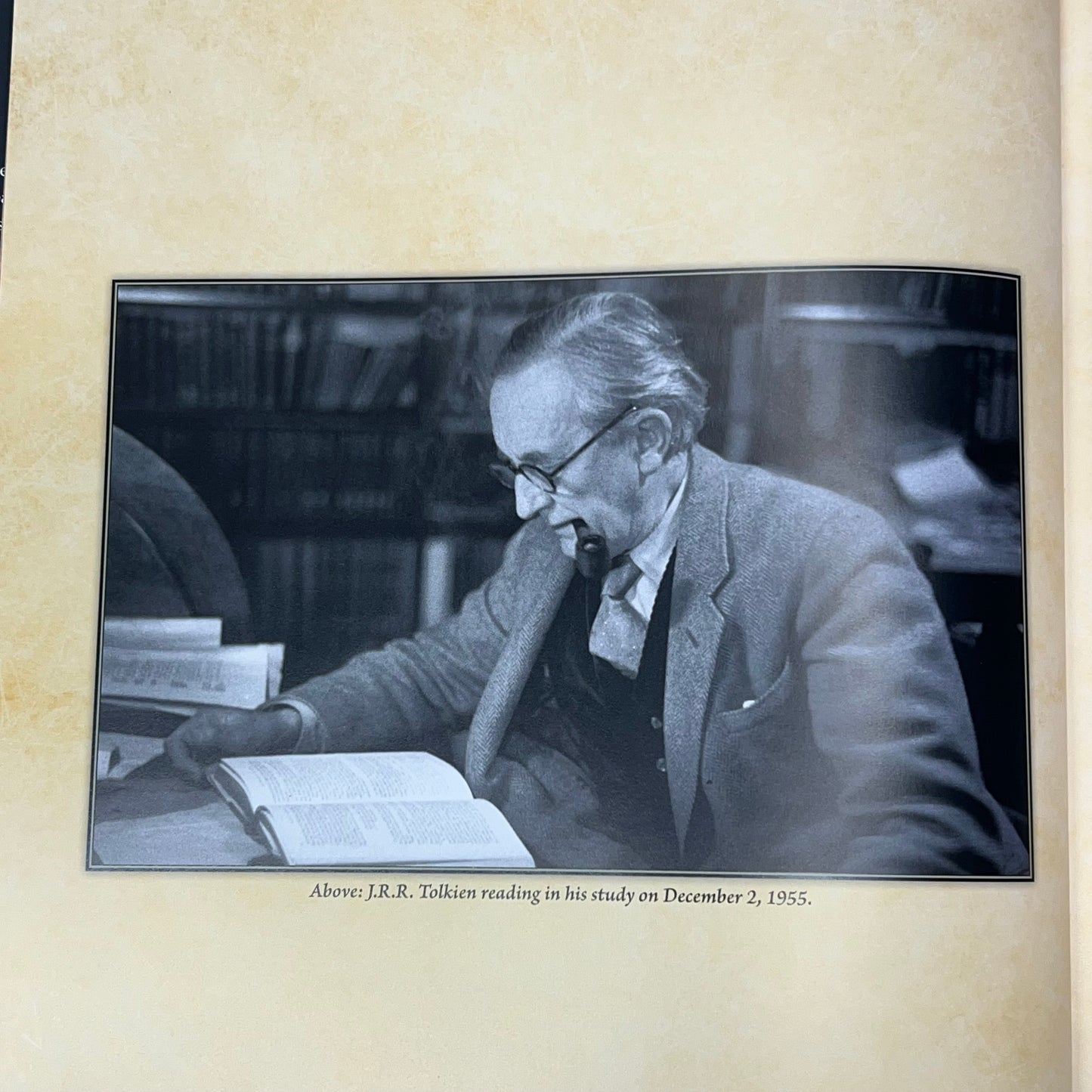 MIDDLE EARTH ENVISIONED The Hobbit & The Lord Of The Rings Hardback Book