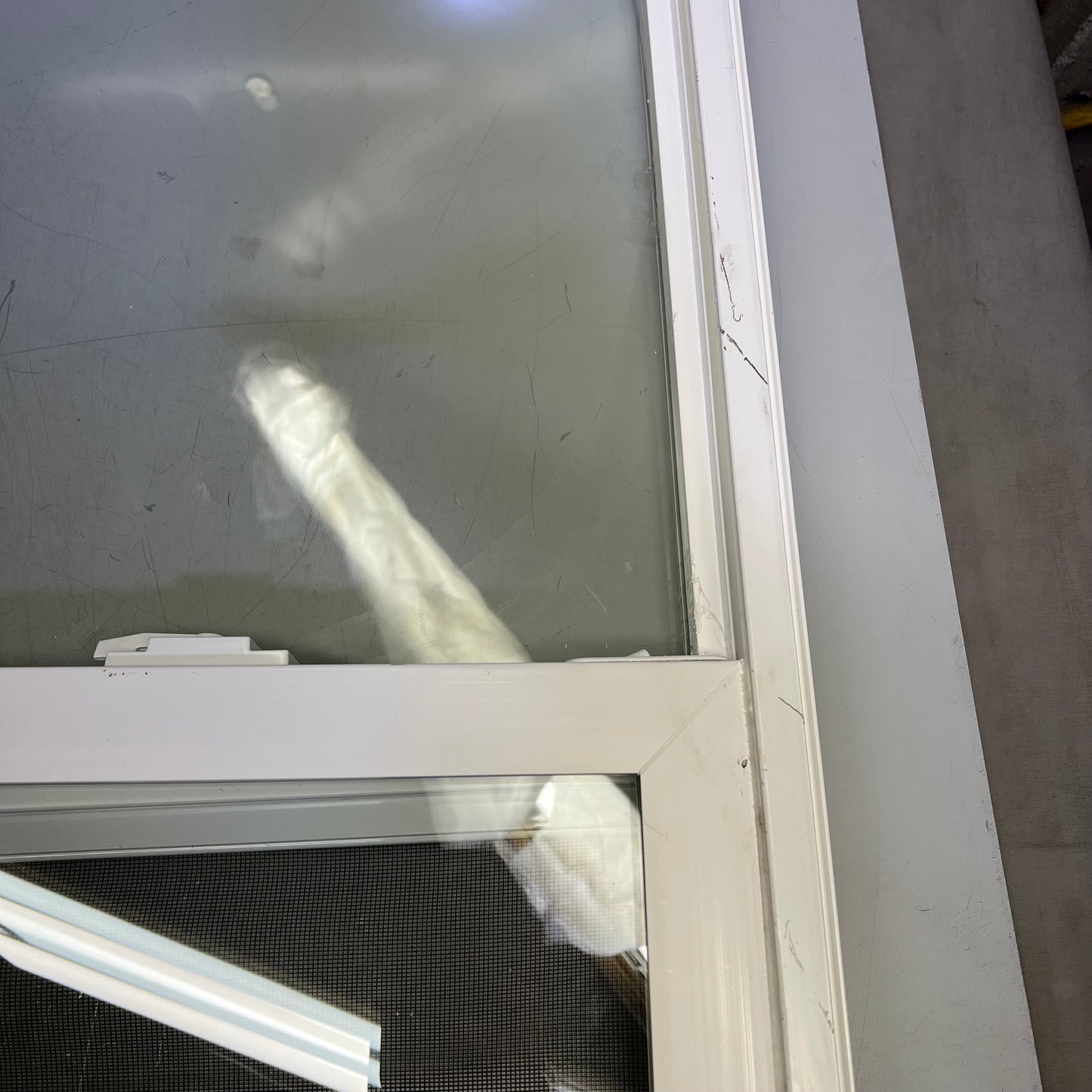 ZA@ JELD-WEN V-2500 Series Single Hung Vinyl Low-E 35.75" X 37.5" White LT2308 (As-Is)