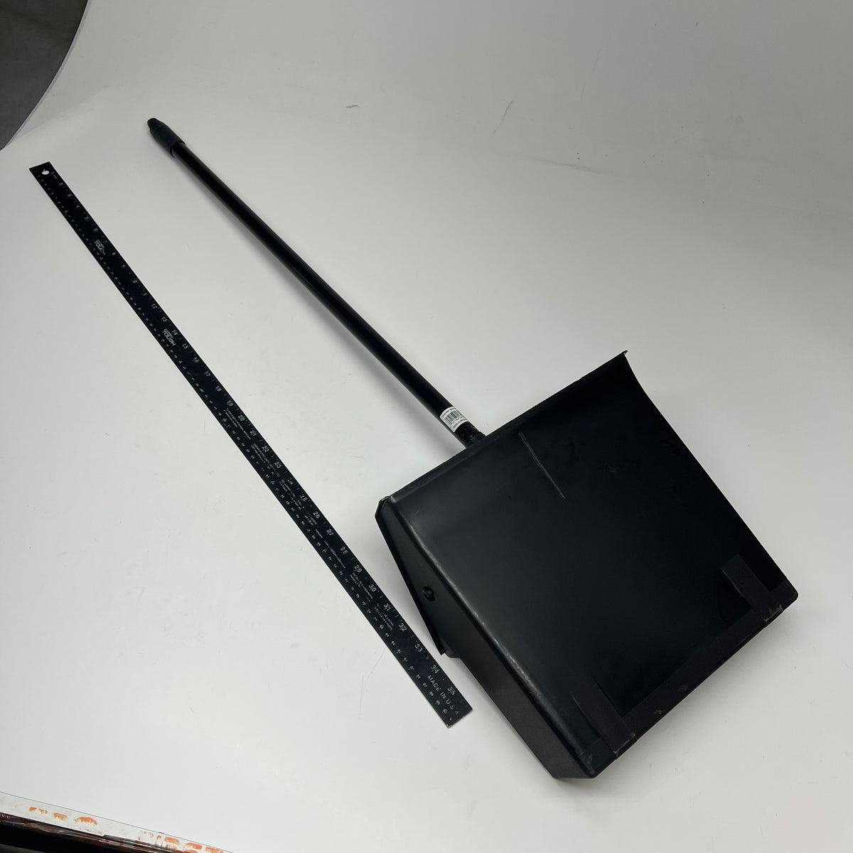 CARLISLE Duo Pan Upright Dust Pan Pivoting W/ Low Profile Edge 30" Blk 36141003